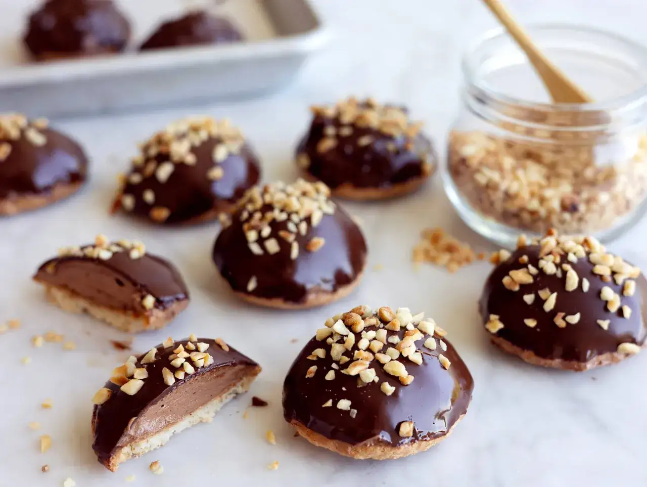 Chokladiga biskvier med n&ouml;tter, redo att avnjutas. Ett enkelt biskvier recept f&ouml;r hembakning.