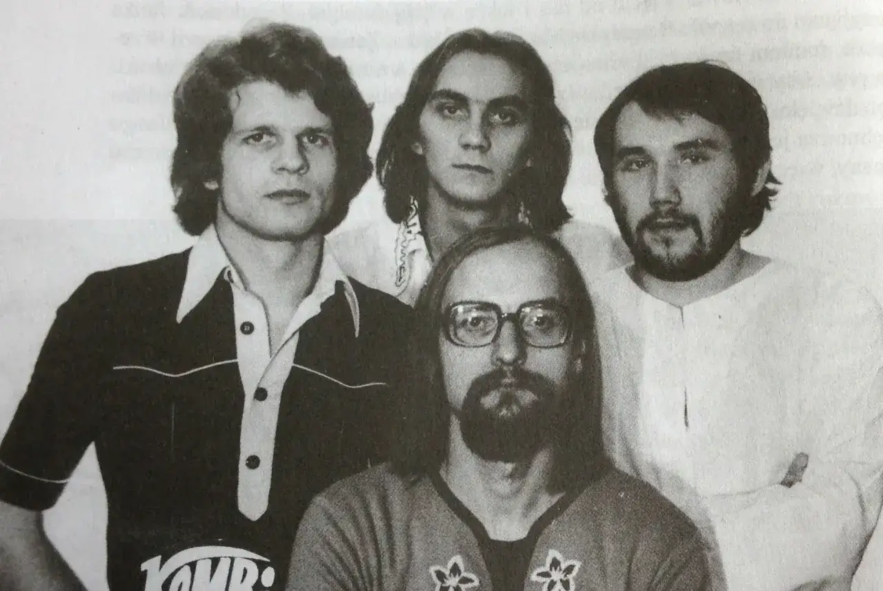 Czterech mężczyzn z zespołu Kombi pozuje do zdjęcia. Ich piosenki, od A do Z, to klasyka polskiego rocka.