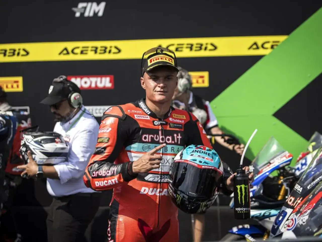 Adrian Huertas, piloto de Ducati, posa con su casco y una botella de Monster Energy.
