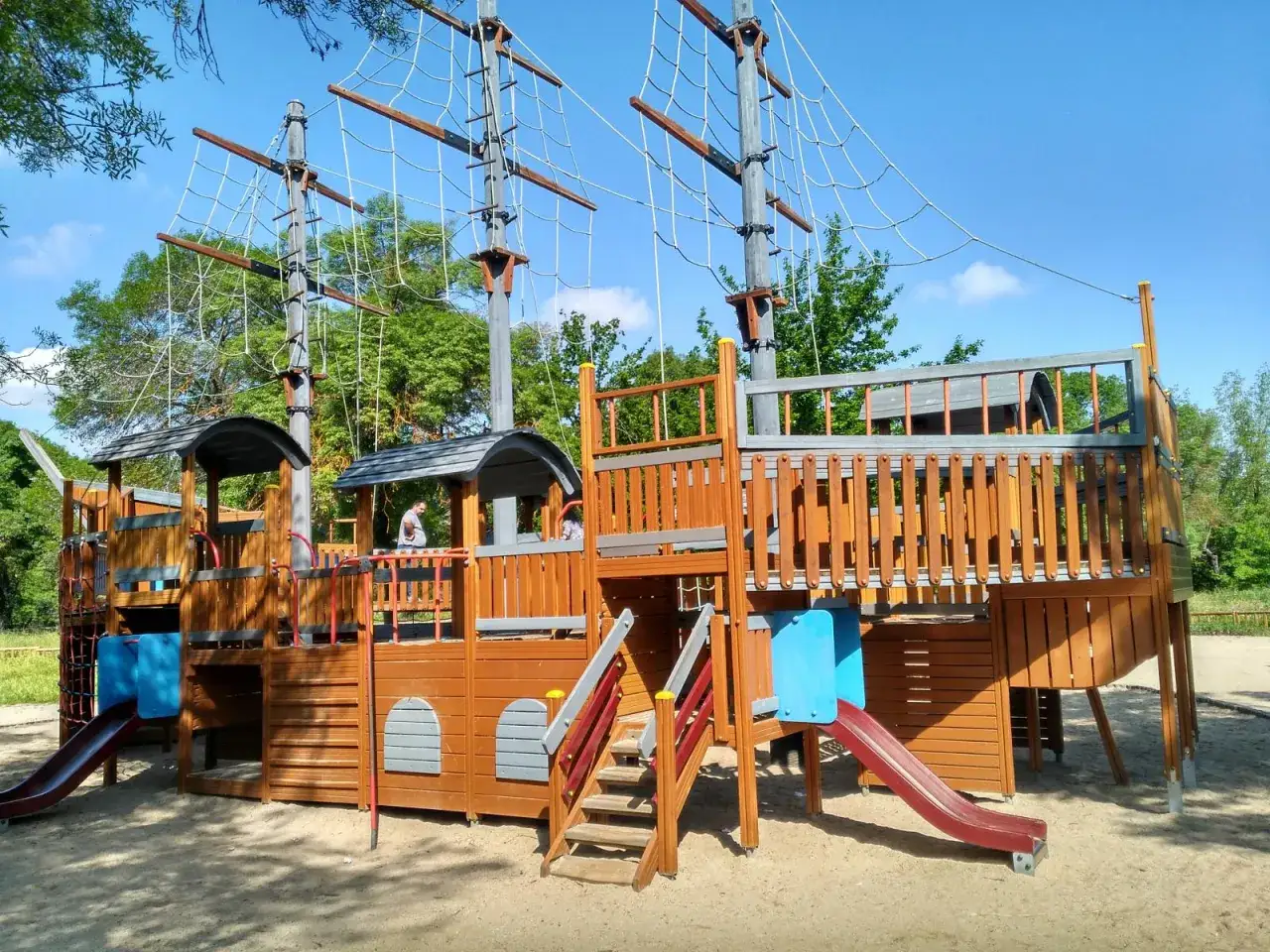 Un gran parque infantil con forma de barco pirata, ideal para aventuras en un parque infantil casa de campo.