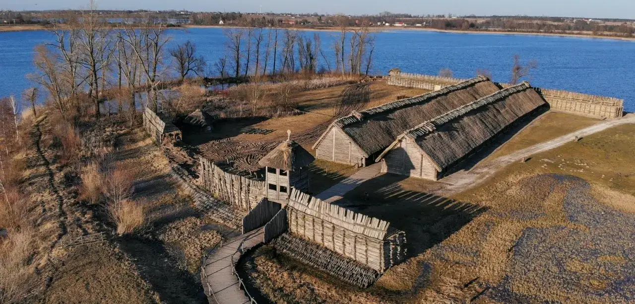 Gród w Biskupinie, z drewnianymi chatami i wałami obronnymi, to fascynujące atrakcje dla miłośników historii.