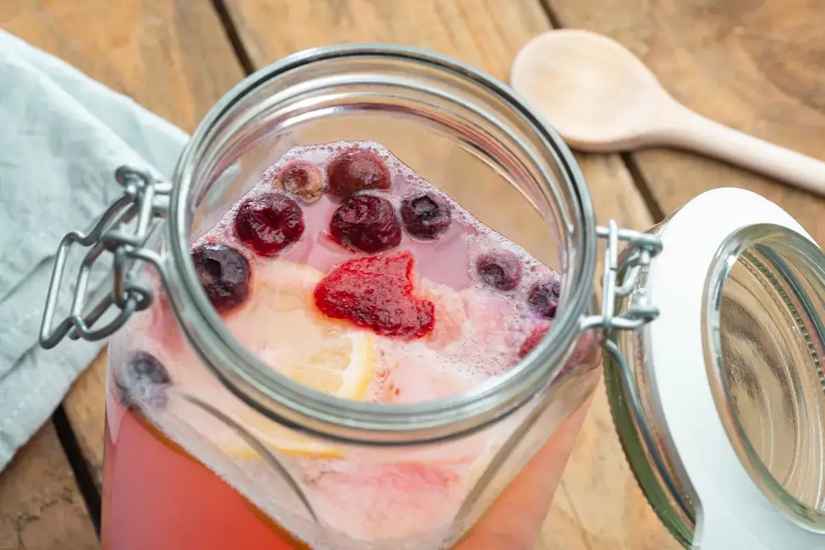 Bocal de kéfir aux fruits rouges et citron. Une boisson rafraîchissante, peut-on boire du kéfir tous les jours ?