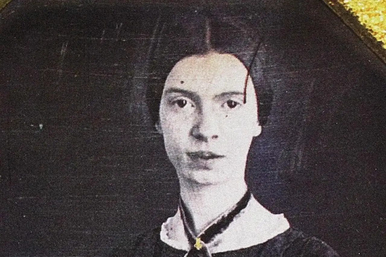 Portret Emily Dickinson, autorki wierszy o miłości, z charakterystycznym upięciem włosów i medalionem.