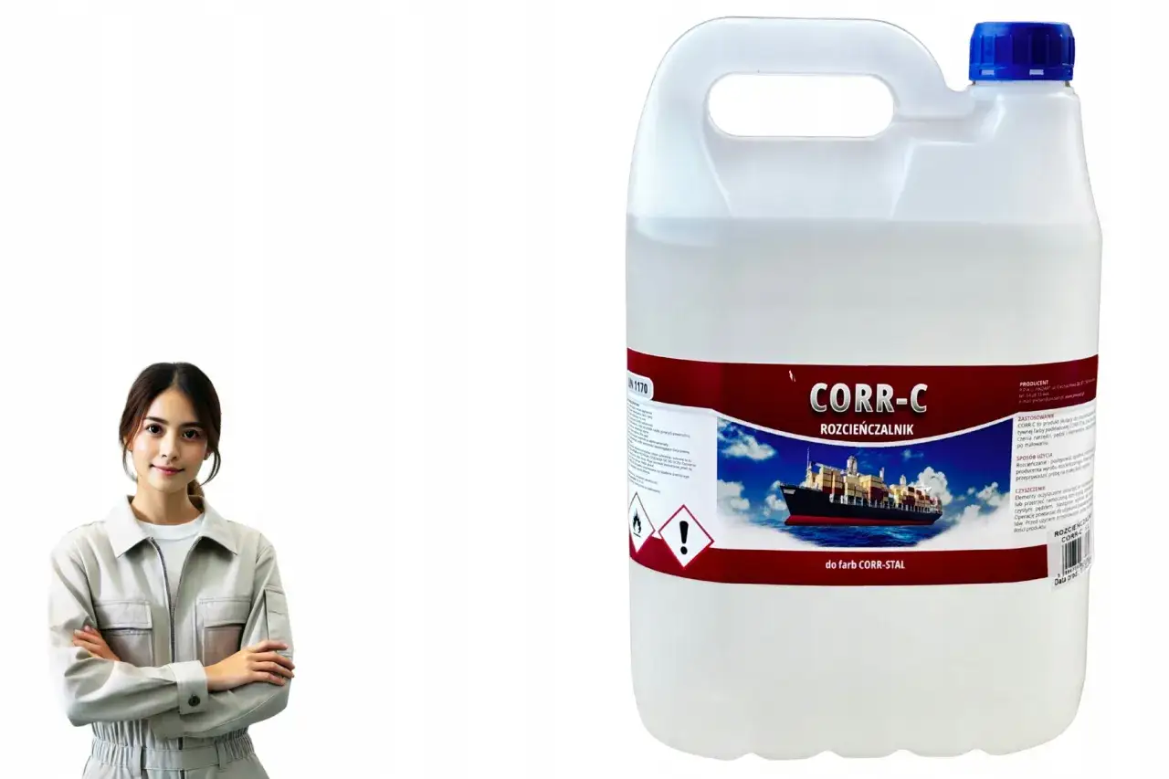 Kobieta w kombinezonie stoi obok kanistra z rozcieńczalnikiem CORR-C, który jest jak benzyna lakowa.