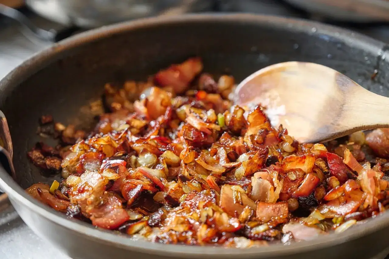 Po&ecirc;l&eacute;e de lardons et oignons caram&eacute;lis&eacute;s, un d&eacute;lice pour accompagner vos plats. Ce confit d'oignon promet une explosion de saveurs.