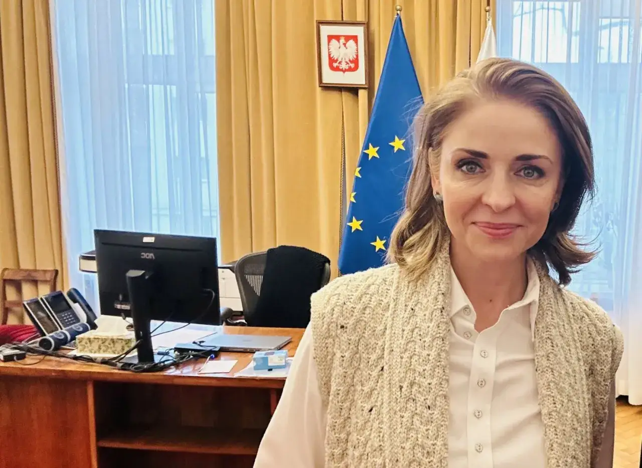 Kobieta w biurze, obok flagi Polski i UE. Czy to odpowiedź na pytanie, dlaczego znana posłanka KO zrezygnowała z mandatu dla kariery w biznesie prywatnym?