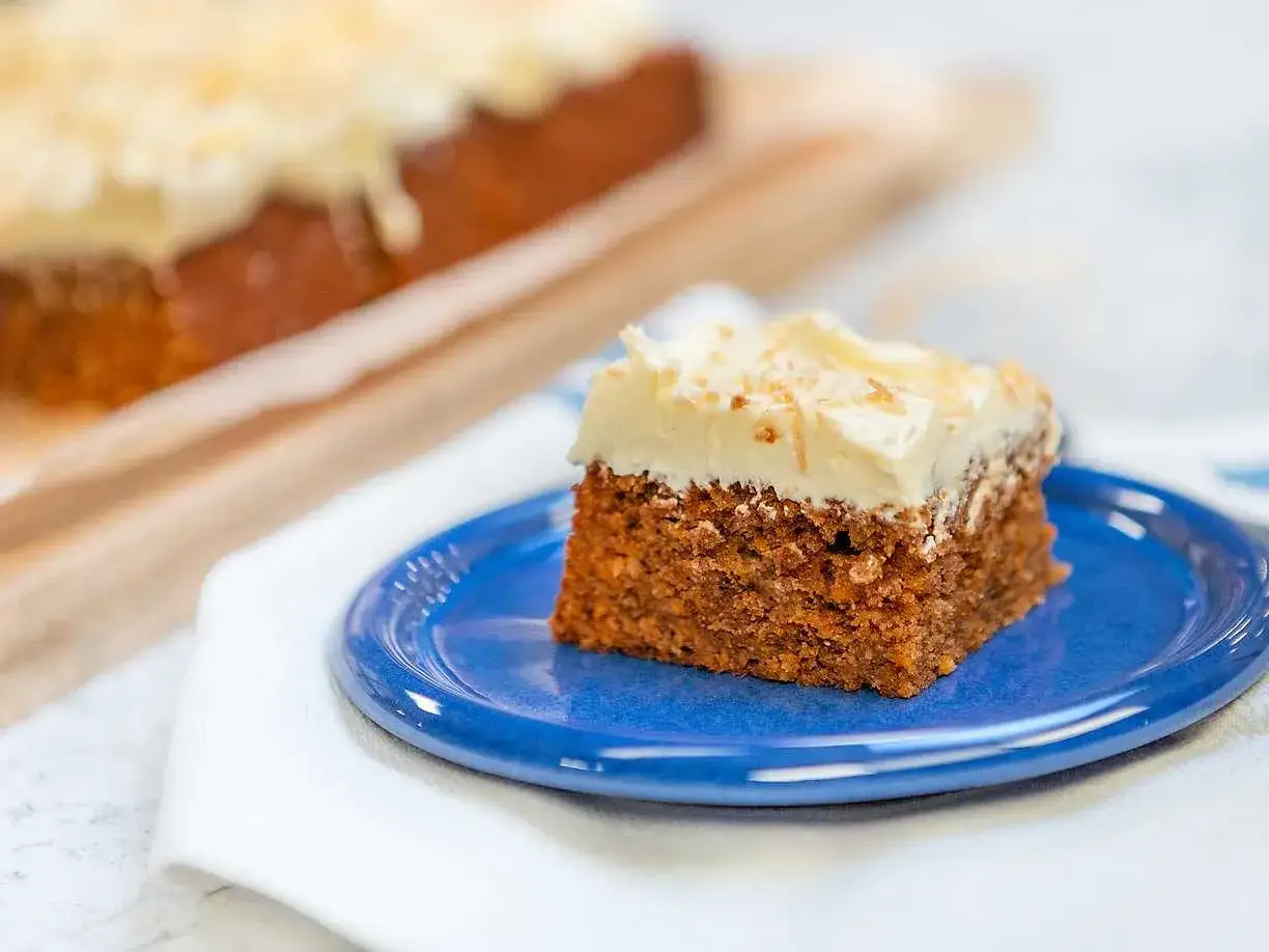 En saftig bit morotskaka med krämig frosting, bakad med smör istället för olja.