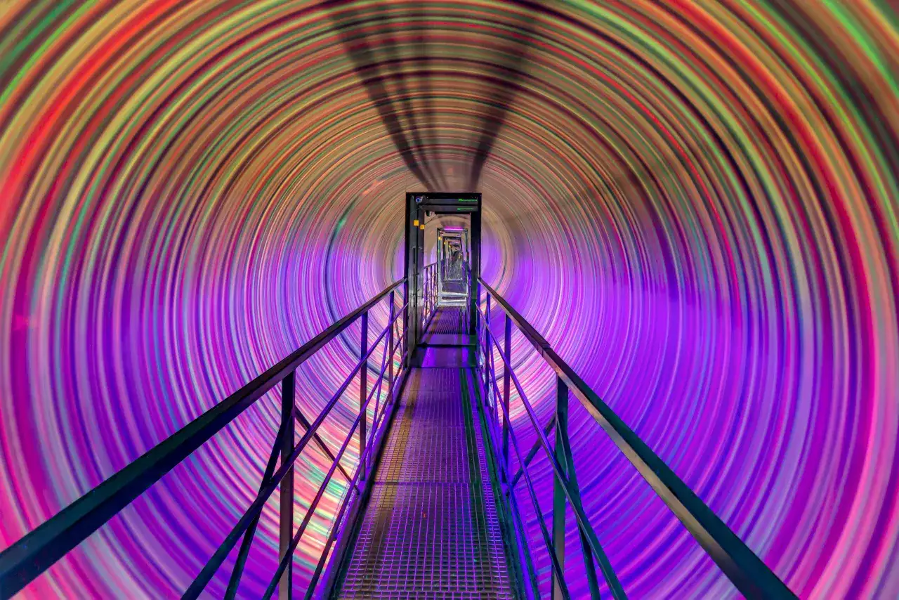 Tunel lustrzany eksperyment