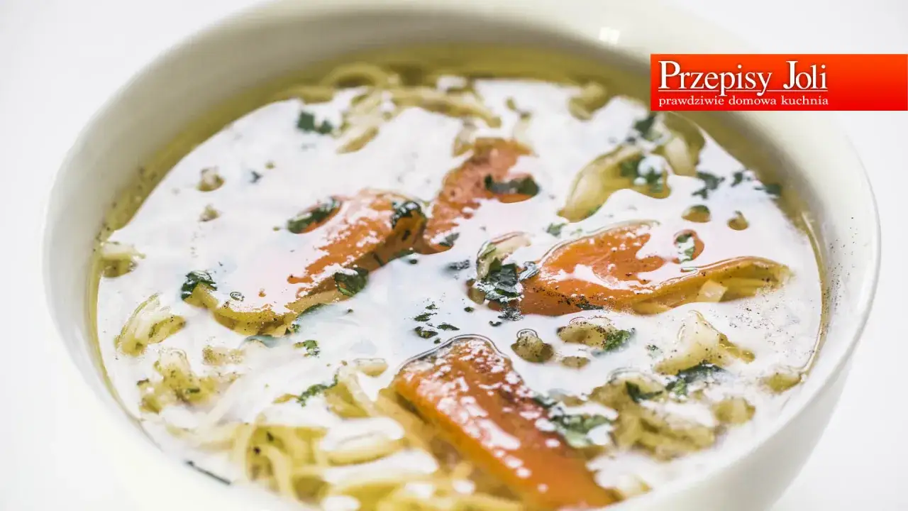 Miseczka parującego rosołu z makaronem i marchewką, idealny comfort food na chłodny dzień.