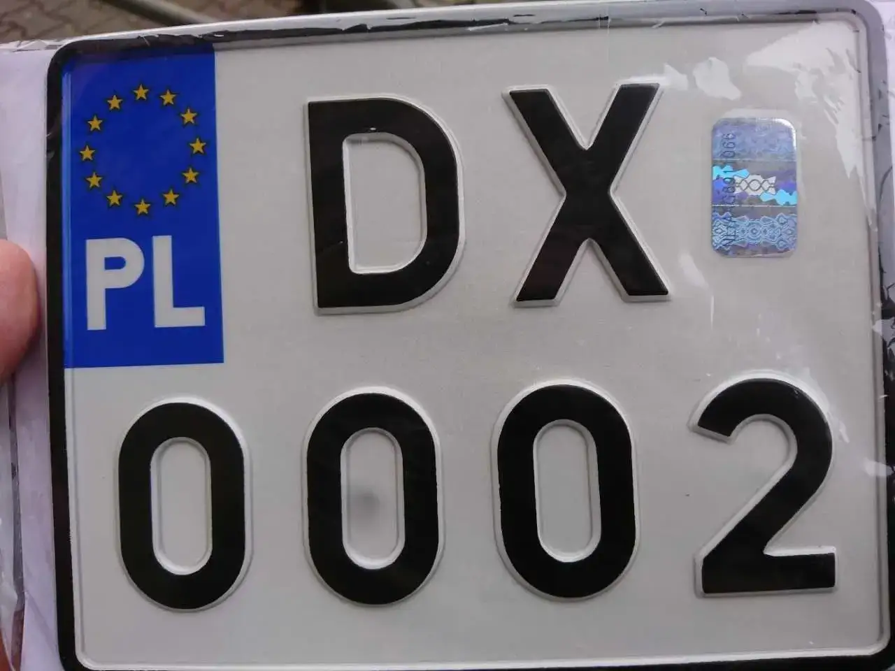 Rejestracja DW DX 0002. Nowe tablice dla samochodu z Warszawy.