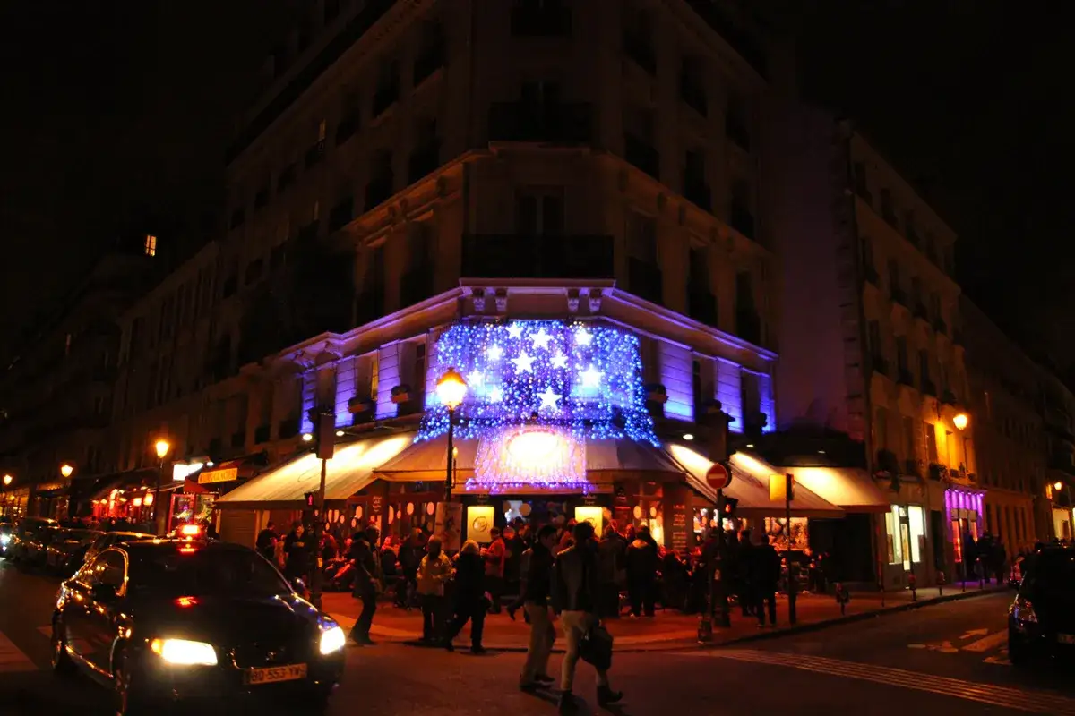 Le Marais Paryż nocą