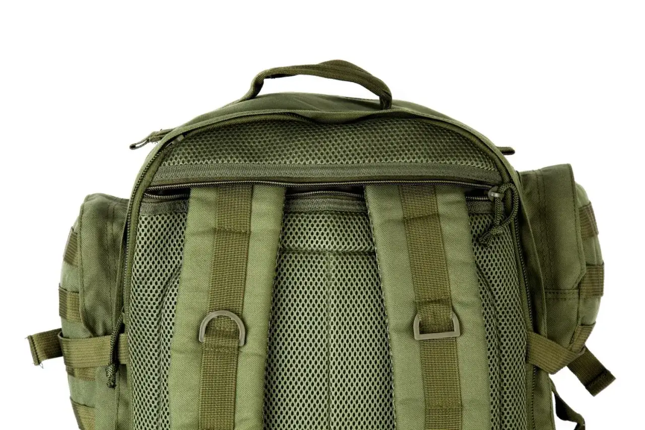 Plecak Texar Grizzly w kolorze khaki, z siatkowanym panelem wentylacyjnym i licznymi pasami.