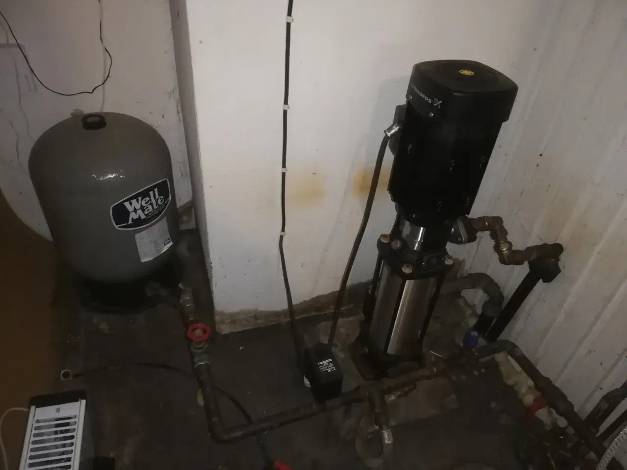 En trycktank och en kraftfull pump f&ouml;r att s&auml;kerst&auml;lla hydropress tryck i huset.