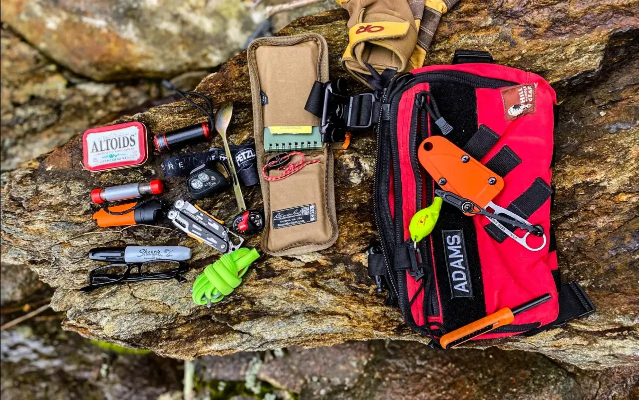 Kit de supervivencia y naturaleza: navaja, linterna, multiherramienta, pedernal y m&aacute;s, listo para la aventura.