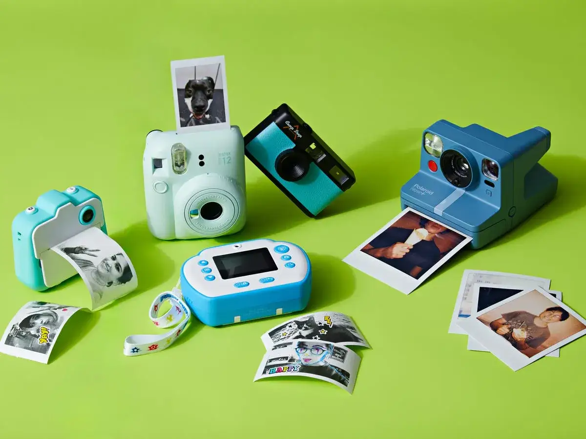 Różne modele aparatów natychmiastowych, w tym Instax i Polaroid, gotowe do tworzenia wspomnień. Sprawdź nasz aparat natychmiastowy ranking!