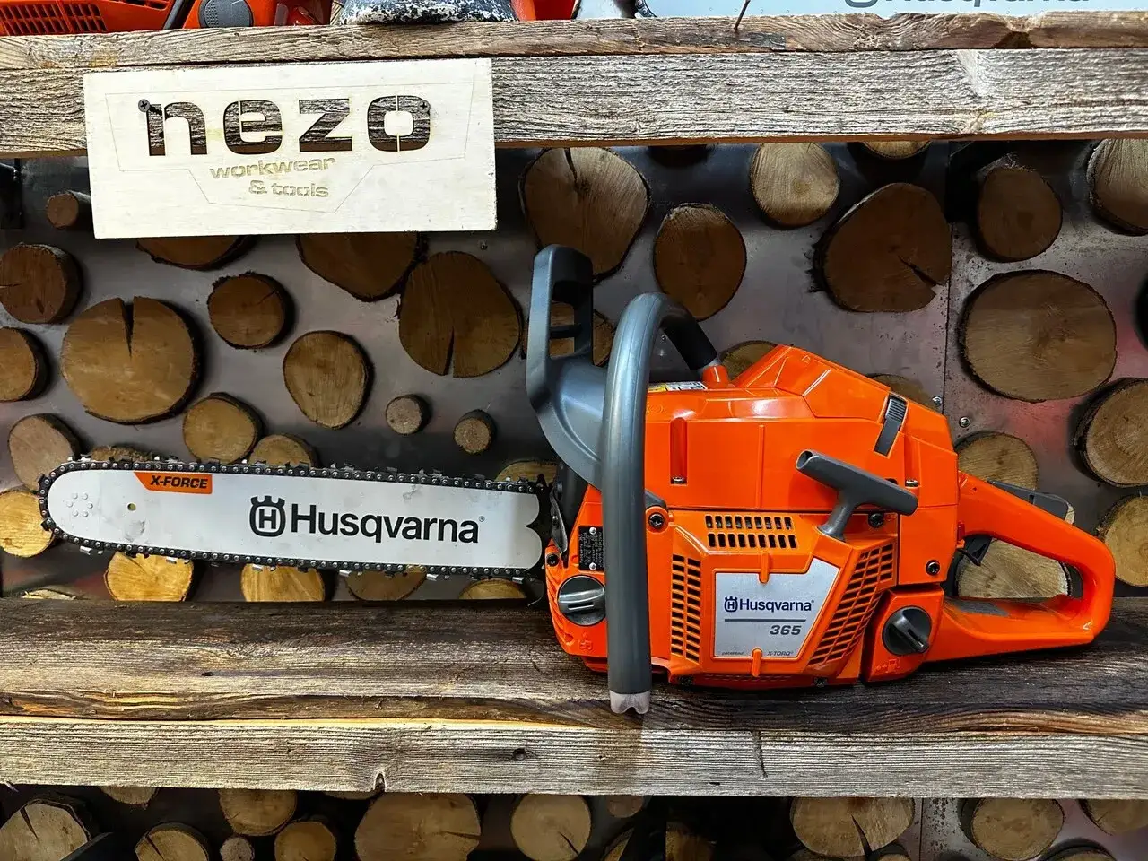 Pomarańczowa piła łańcuchowa Husqvarna 365, gotowa do pracy. Poznaj jej husqvarna 365 dane techniczne i możliwości.