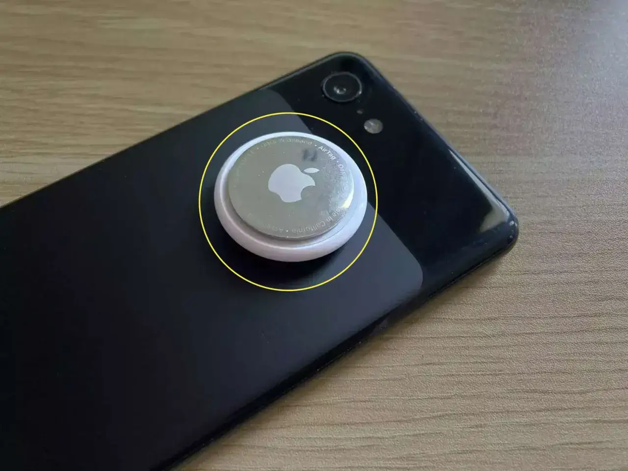 Apple AirTag auf schwarzem Smartphone. Auch f&uuml;r Android-Nutzer interessant, um Dinge wiederzufinden.
