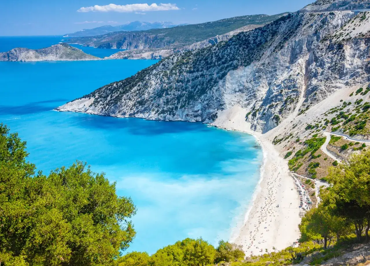 Widok na Myrtos, jedną z najpiękniejszych plaż w Grecji, z turkusową wodą i białym piaskiem.