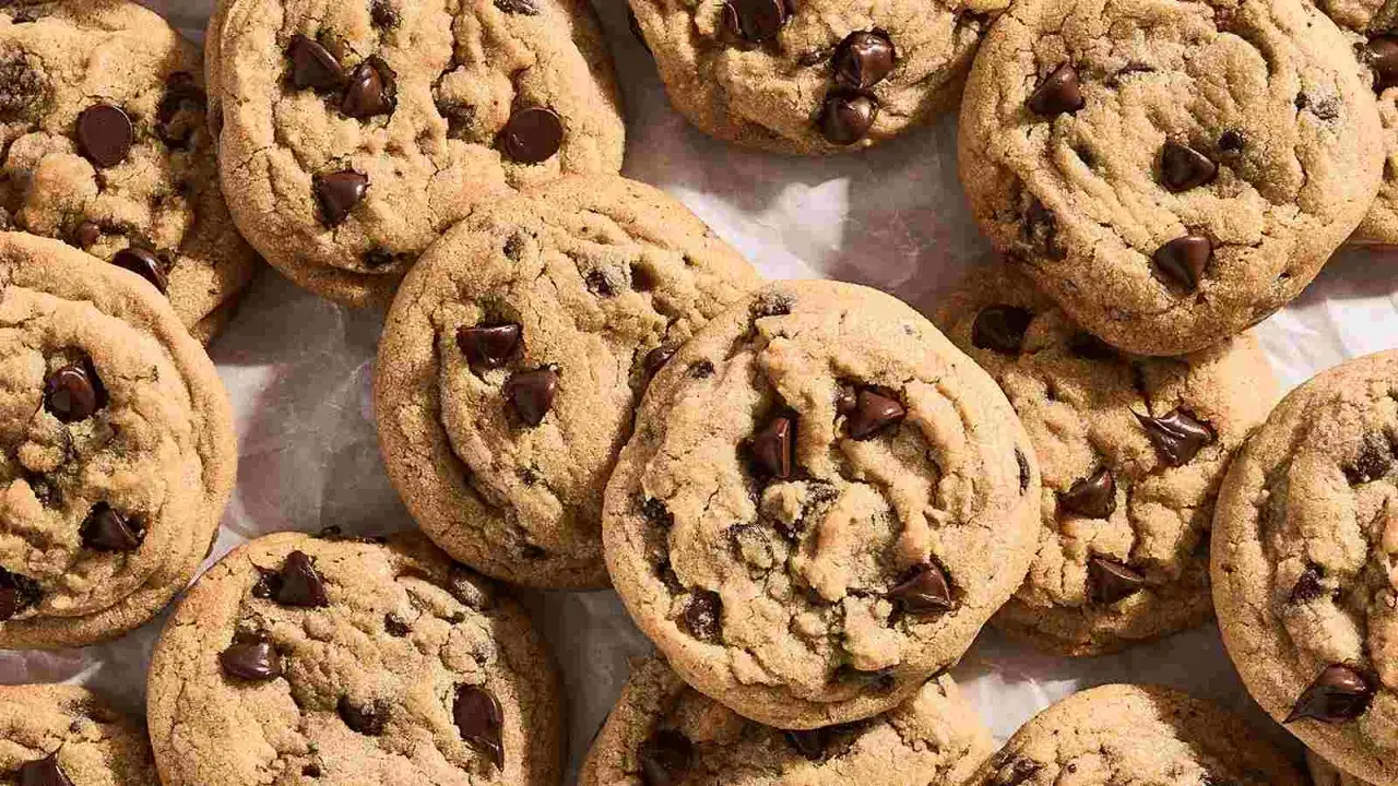 En h&ouml;g med nybakade chocolate chip cookies, perfekta f&ouml;r ett enkelt recept.