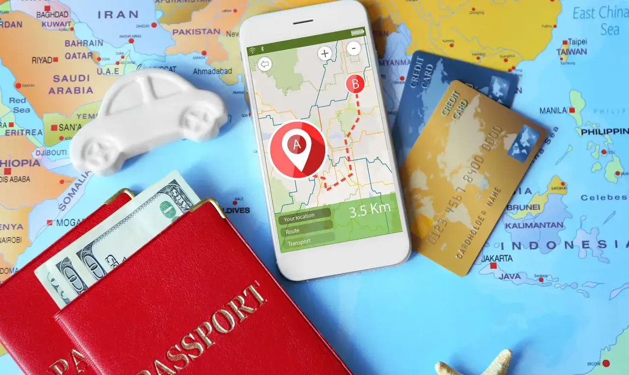 Pasaporte, dinero, tarjetas de crédito y un smartphone con mapa de navegación, listo para usar aplicaciones de viajes.