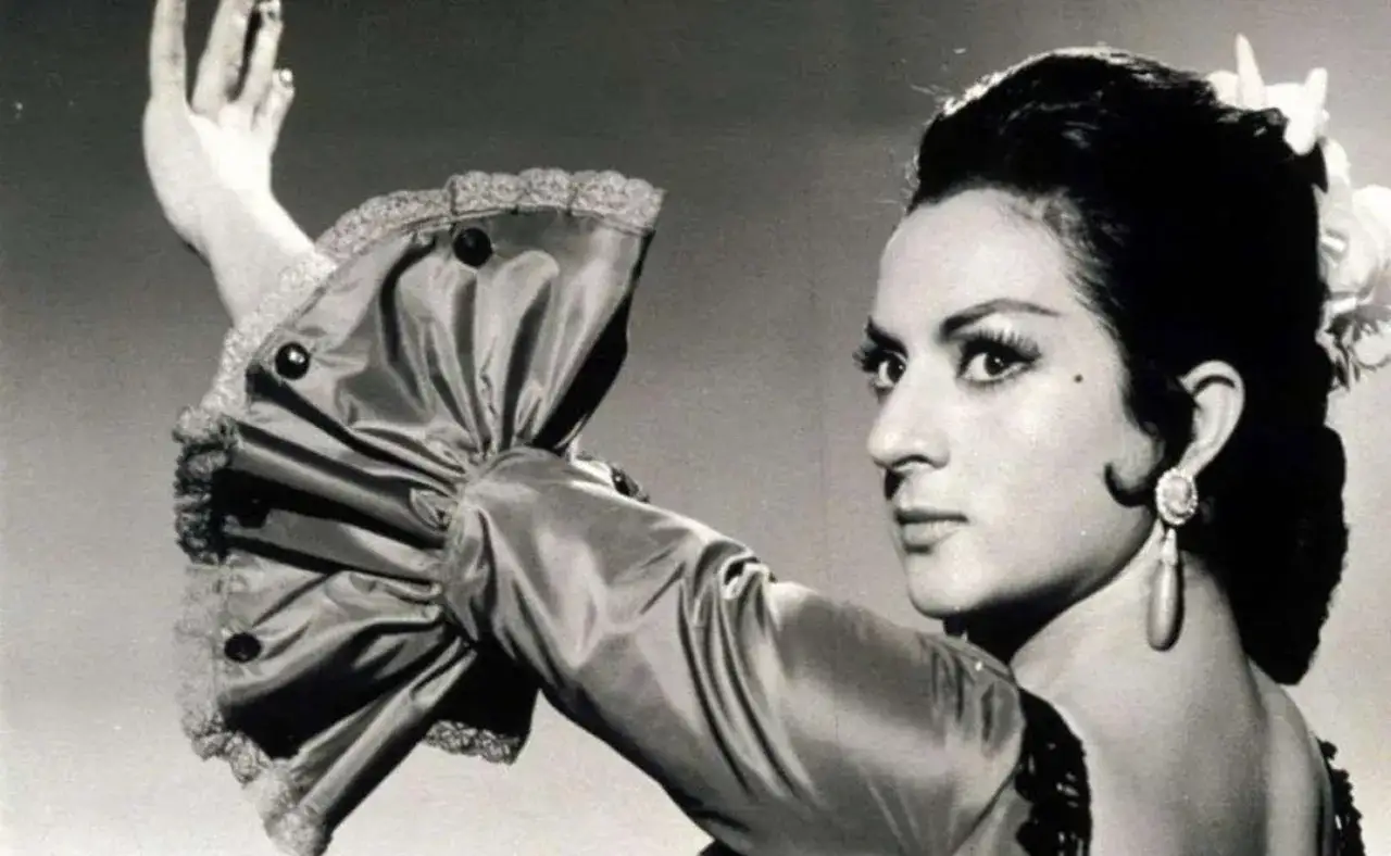 Lola Flores, con su traje de volantes, cautiva. Muri&oacute; a los 62 a&ntilde;os, dejando un legado imborrable.
