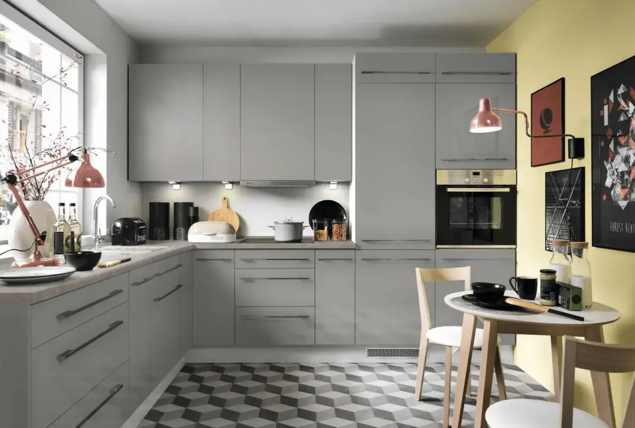 Nowoczesny stół w małej kuchni aranżacje: szare meble, różowa lampka, geometryczna podłoga.