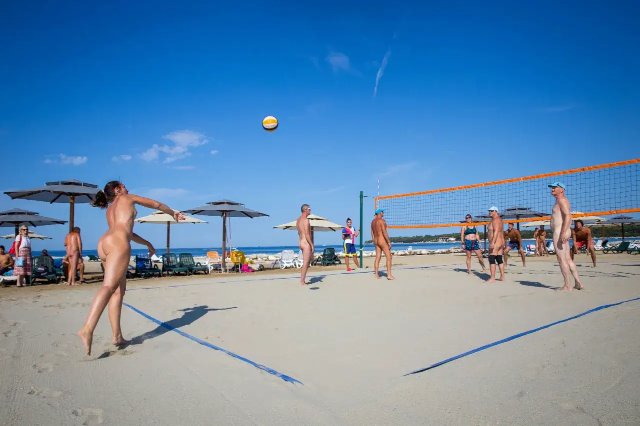 Gra w siatkówkę na plaży w Valalta naturist camp. Słońce, piasek i sportowa rywalizacja w swobodnej atmosferze.
