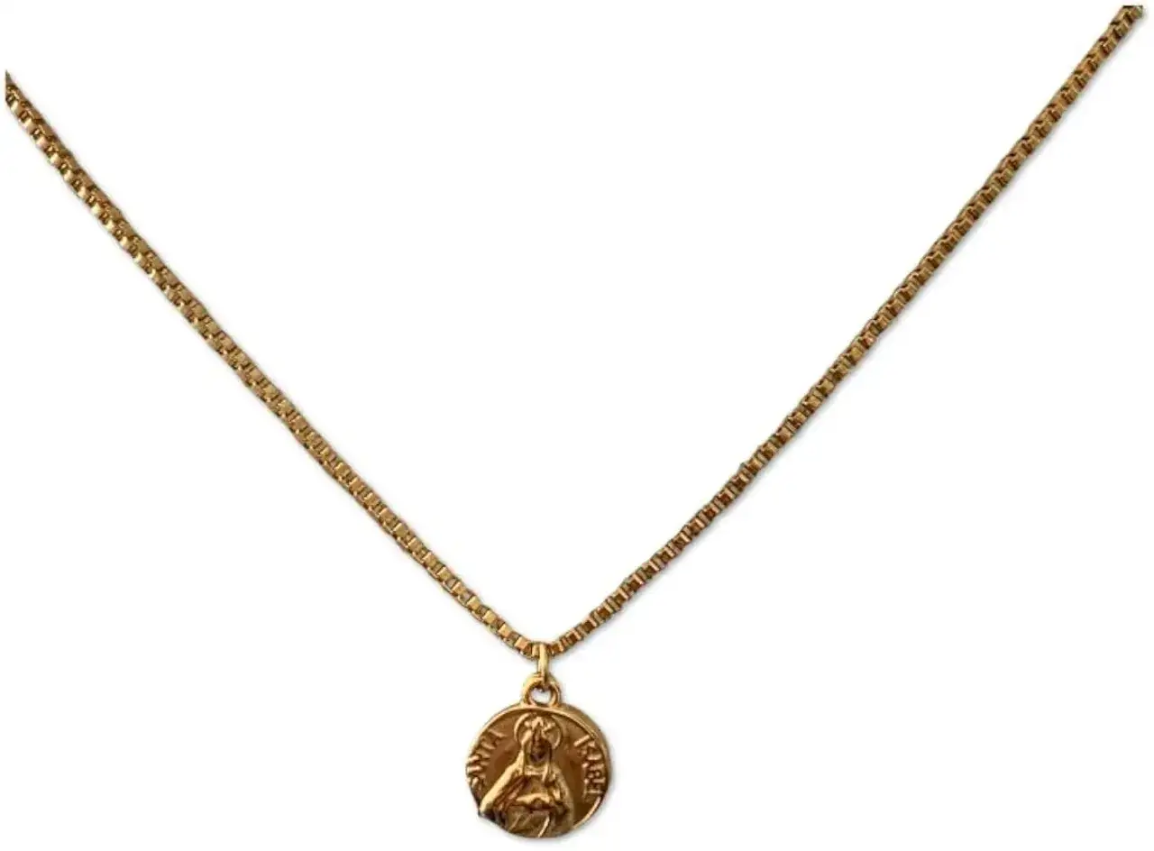 Elegante cadena de oro con medalla de la Virgen María. Un símbolo de fe y estilo.