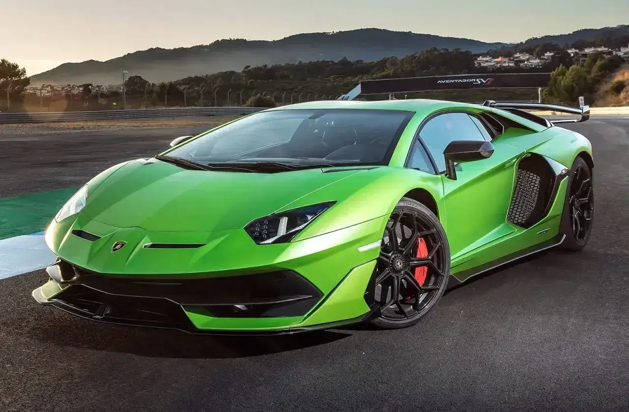 Jaskrawozielony Lamborghini Aventador SVJ na torze wyścigowym, gotowy do szaleństwa.