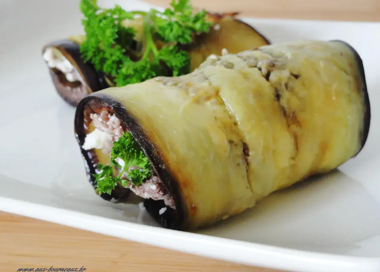 Rouleaux d'aubergine farcis, une d&eacute;licieuse recette italienne avec viande hach&eacute;e et persil frais.