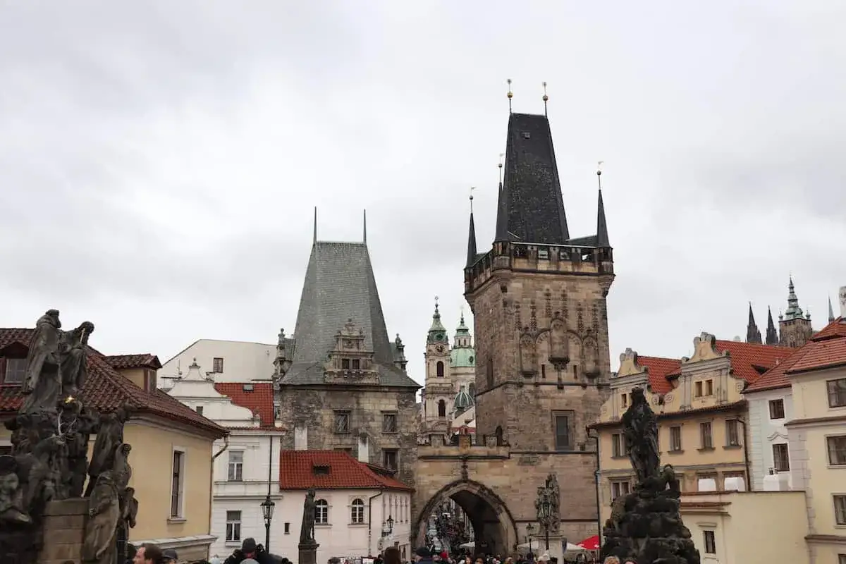 Prag in 2 Tagen: Karlsbr&uuml;cke mit T&uuml;rmen und Statuen, ein Muss f&uuml;r jeden Besucher.