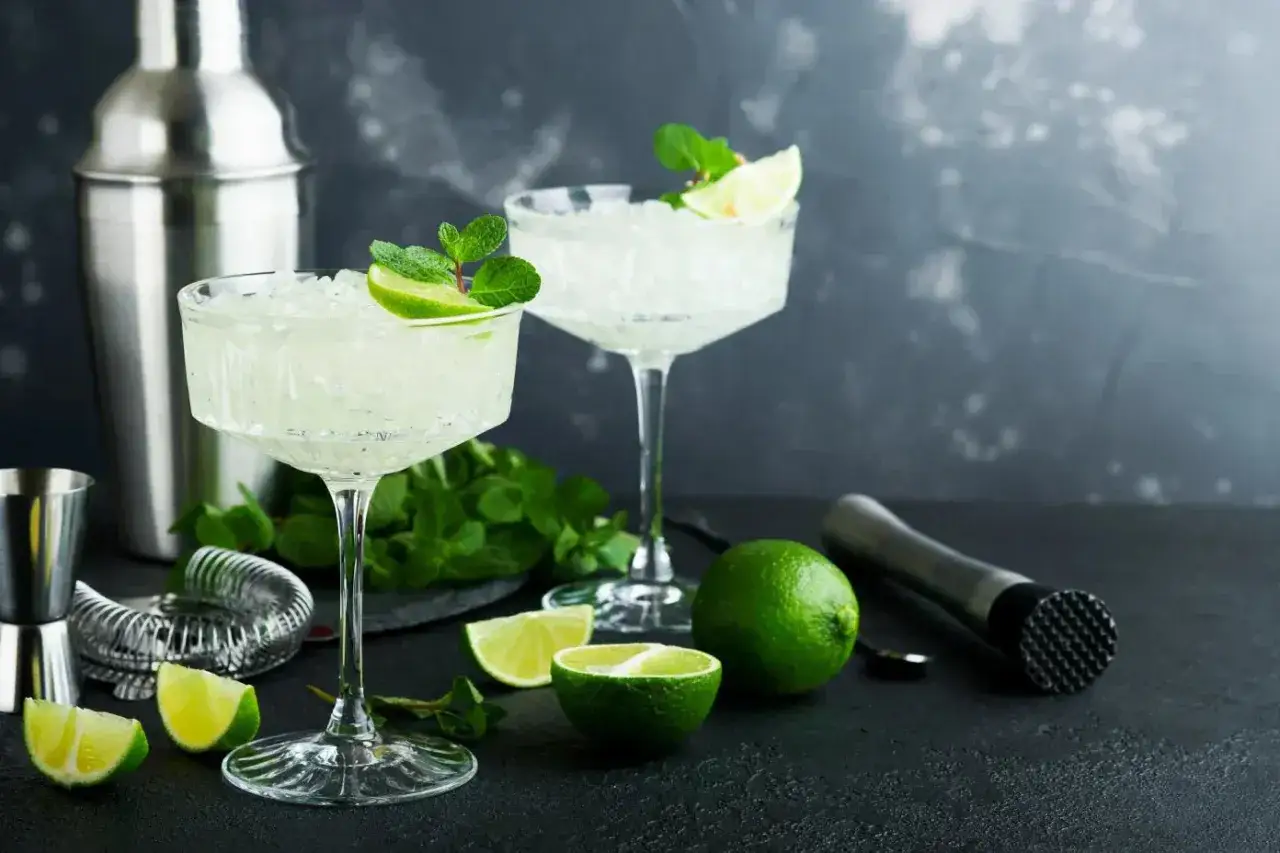 Dwa orzeźwiające drinki z kruszonym lodem, limonką i miętą. Idealne, by zastanowić się, jaka tequila do margarity będzie najlepsza.