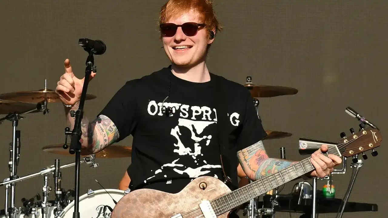 Ed Sheeran na koncercie w Warszawie, fani zastanawiają się, ile biletów jeszcze zostało.