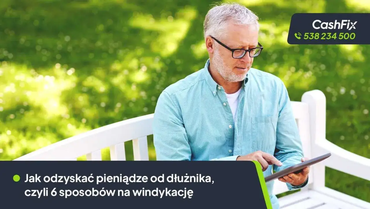 Starszy mężczyzna z tabletem szuka sposobu na odzyskanie pieniędzy. Może to być jego rekompensata.