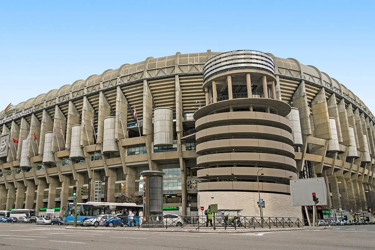 Stadion Santiago Bernabéu, dom Realu Madryt, z jakiego kraju jest ten klub? Hiszpania.