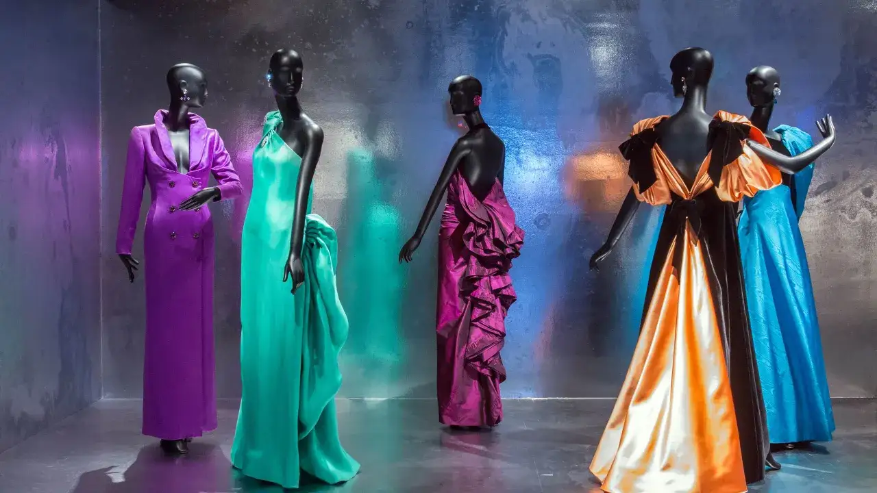 Maniqu&iacute;es exhiben vestidos de gala inspirados en Jacqueline de Ribes: morado, turquesa, fucsia, naranja y azul.
