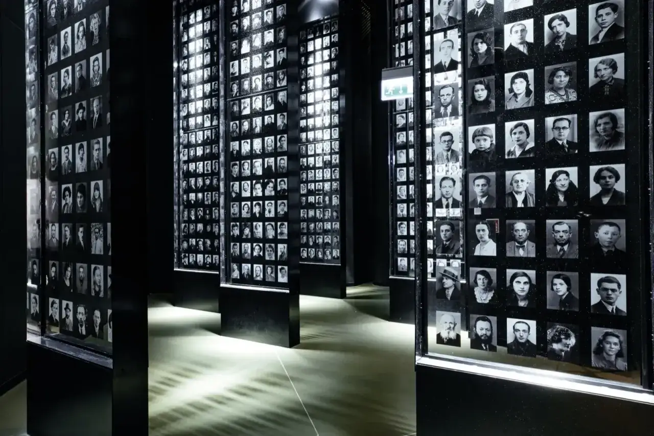 Wystawa w Muzeum II Wojny Światowej w Gdańsku. Setki czarno-białych zdjęć ludzi, ofiar wojny, tworzą przejmującą ekspozycję.