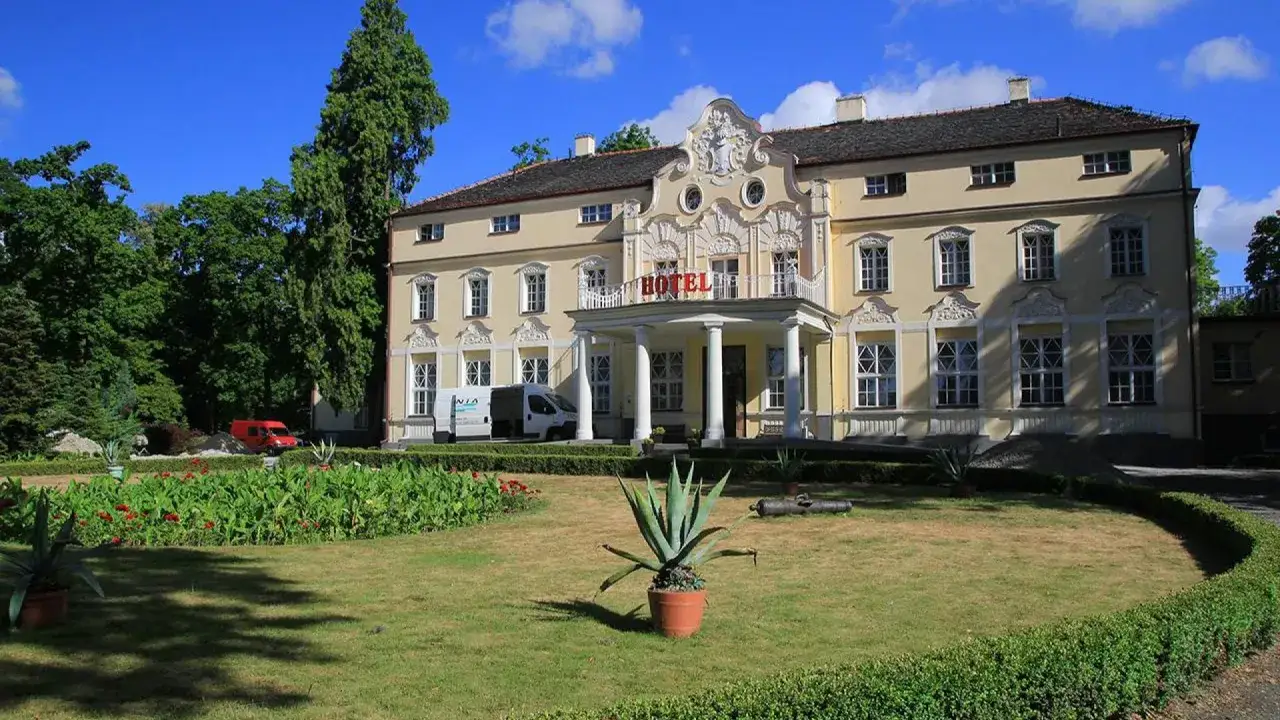 Pałac w Witaszycach, dawna rezydencja, dziś hotel. Przed nim zadbany ogród z agawą i zabytkową armatą.