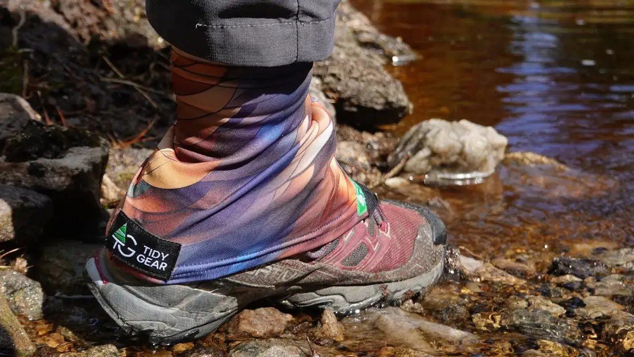 Bunte Gamschen sch&uuml;tzen den Unterschenkel beim Wandern. Sie sind ein n&uuml;tzliches Accessoire, um Schmutz und N&auml;sse fernzuhalten.