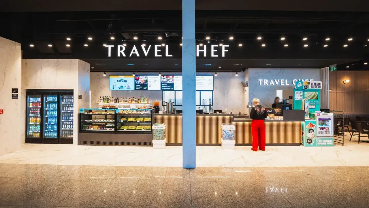 Lotnisko Poznań sklepy: punkt gastronomiczny Travel Chef z napojami, kanapkami i lodami.