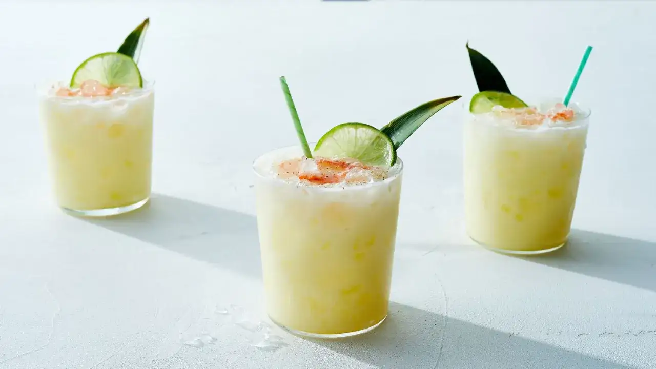 Trzy orzeźwiające koktajle Pina Colada, idealne na lato. Ten przepis na Pina Colada jest prosty i pyszny.