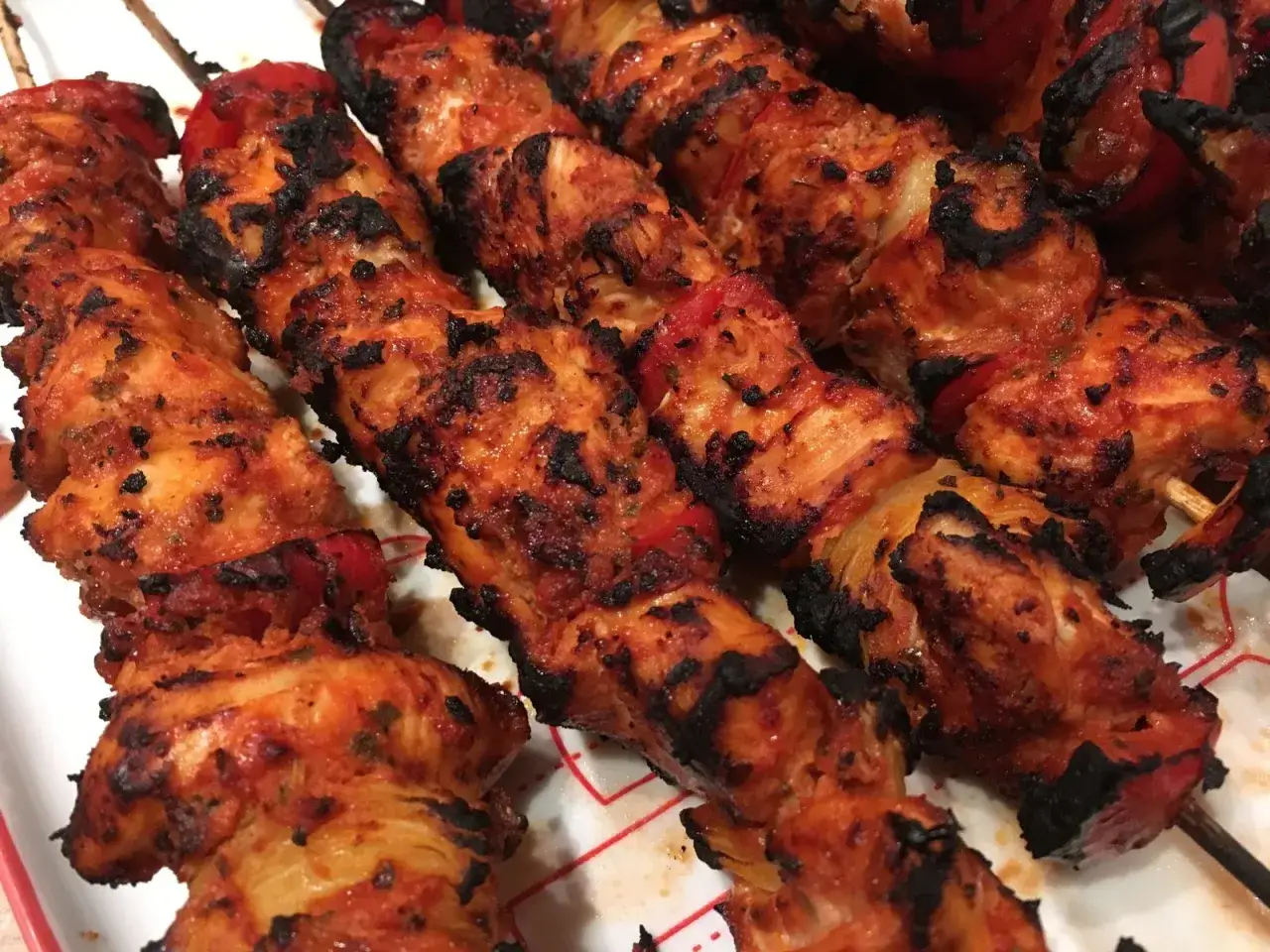 Brochettes de poulet grill&eacute;es, savoureuses et juteuses, avec une marinade aux &eacute;pices. Parfaites pour un barbecue.