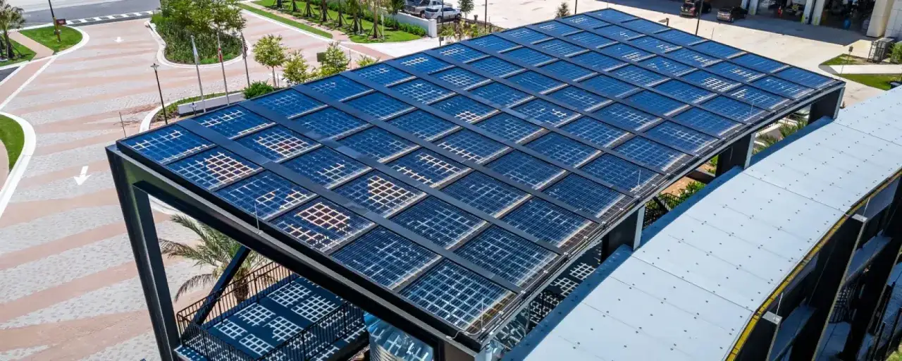 Un moderno tejado fotovoltaico, cubierto de paneles solares, se alza sobre una estructura met&aacute;lica, capturando la energ&iacute;a del sol.
