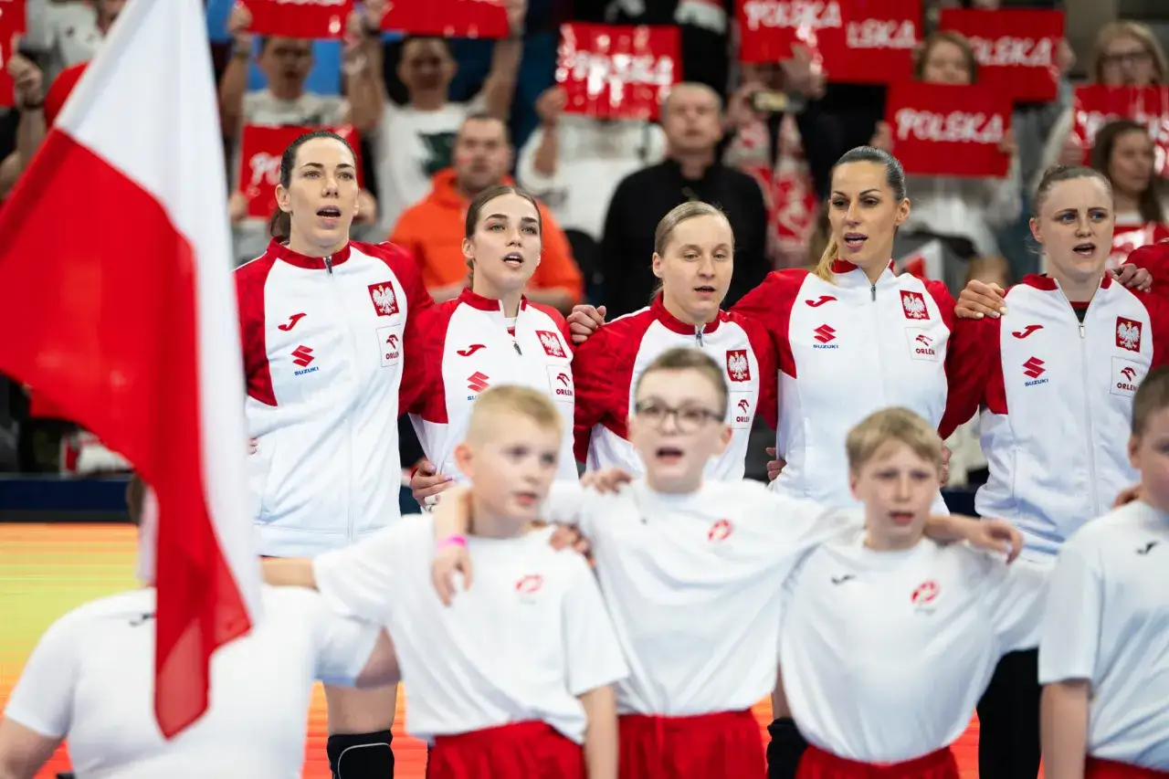 Drużyna Polski przed meczem Mistrzostwa Europy w Piłce Ręcznej Kobiet. Kibice z flagami 