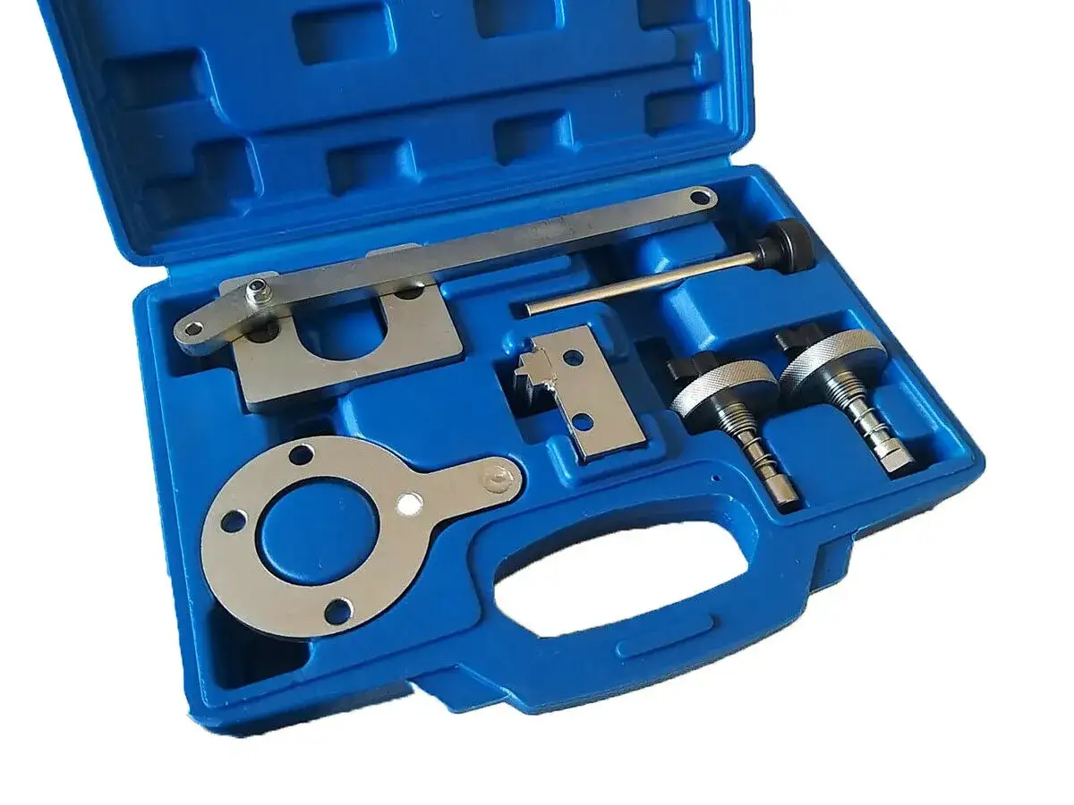 Kit attrezzi per la messa in fase motore, con vari strumenti in metallo disposti in una valigetta blu.