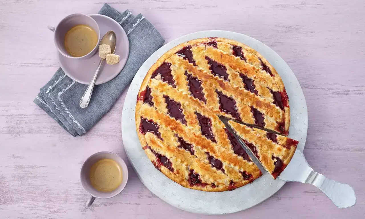 Ein köstliches Linzer Torte Rezept, frisch gebacken mit Marmelade und Kaffee.