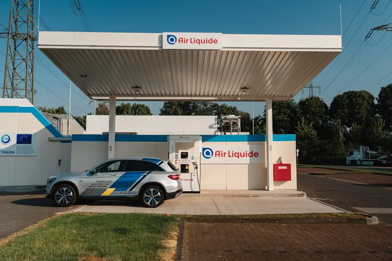 Wasserstoffauto an Air Liquide Station. Die geringe Reichweite und die teure Infrastruktur sind Nachteile der Brennstoffzelle.
