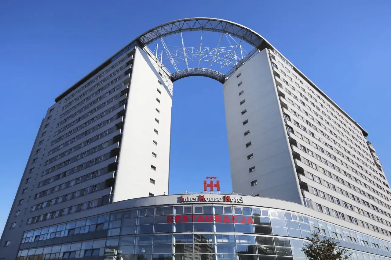 InterHouse Hotel, z charakterystycznym łukiem łączącym budynki, niczym dom wschodzącego słońca.