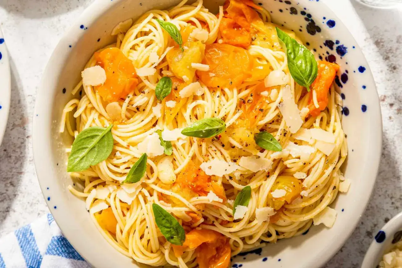 Szybki obiad z makaronem spaghetti, pomidorkami, bazylią i parmezanem. Idealne danie, gdy brakuje czasu na gotowanie.