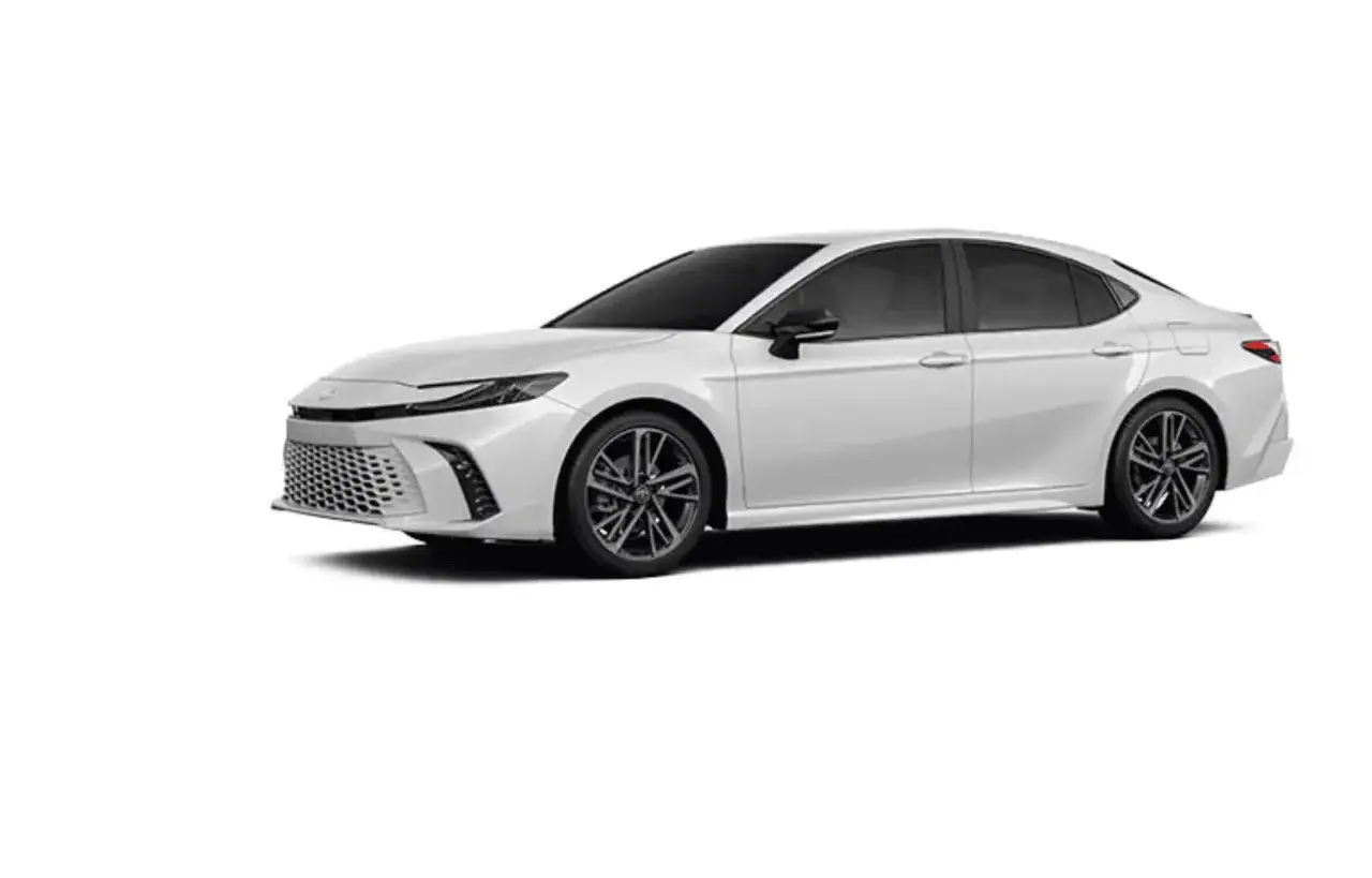 Biała Toyota Camry z ciemnymi felgami, idealna do miasta. Sprawdź jej wymiary!